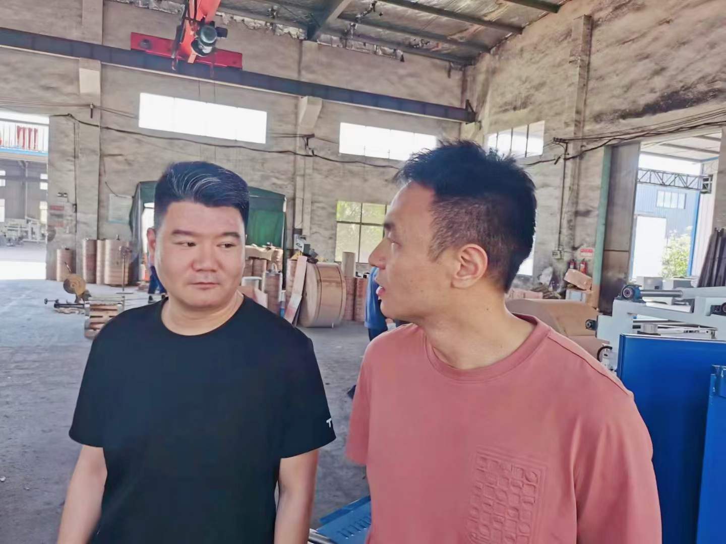熱烈歡迎西工大趙盼博士后、教授帶領(lǐng)科研團(tuán)隊(duì)到上高縣雙新紙桶設(shè)備有限公司考察，雙方就全自動(dòng)鐵箍紙桶設(shè)備流水線(xiàn)的研發(fā)達(dá)成了初步的意向。